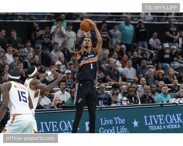 马刺进攻端传导球耐心十足 多次利用24秒进攻时间寻找最佳机会 马刺进攻端传导球耐心十足 多次利用24秒进攻时间寻找最佳机会